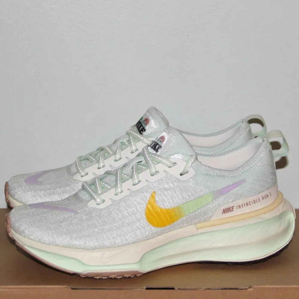 Nike ZoomX Invincible Run 3 Flyknit Running Shoes Womens 7 Barely Green